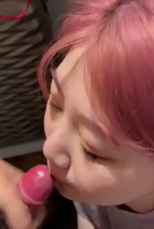 炮友染了粉色头发让我更硬了