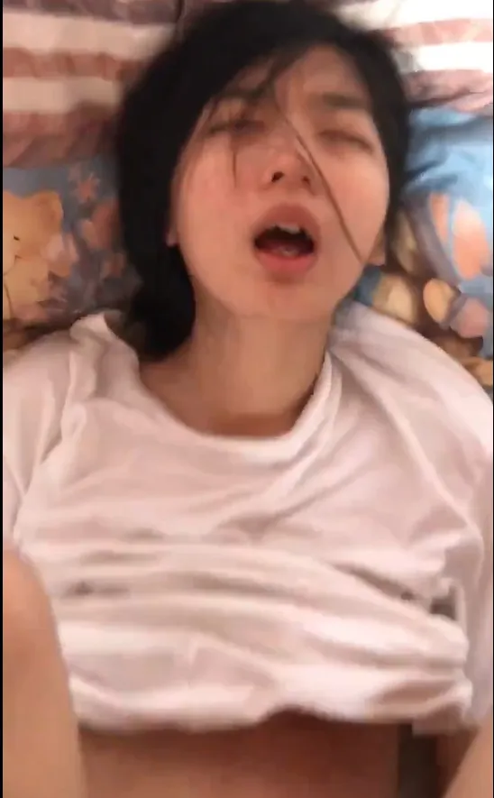 小情侣出租打炮刚开始清纯女友苦苦哀求不要拍被艹爽了以后怎么弄都行